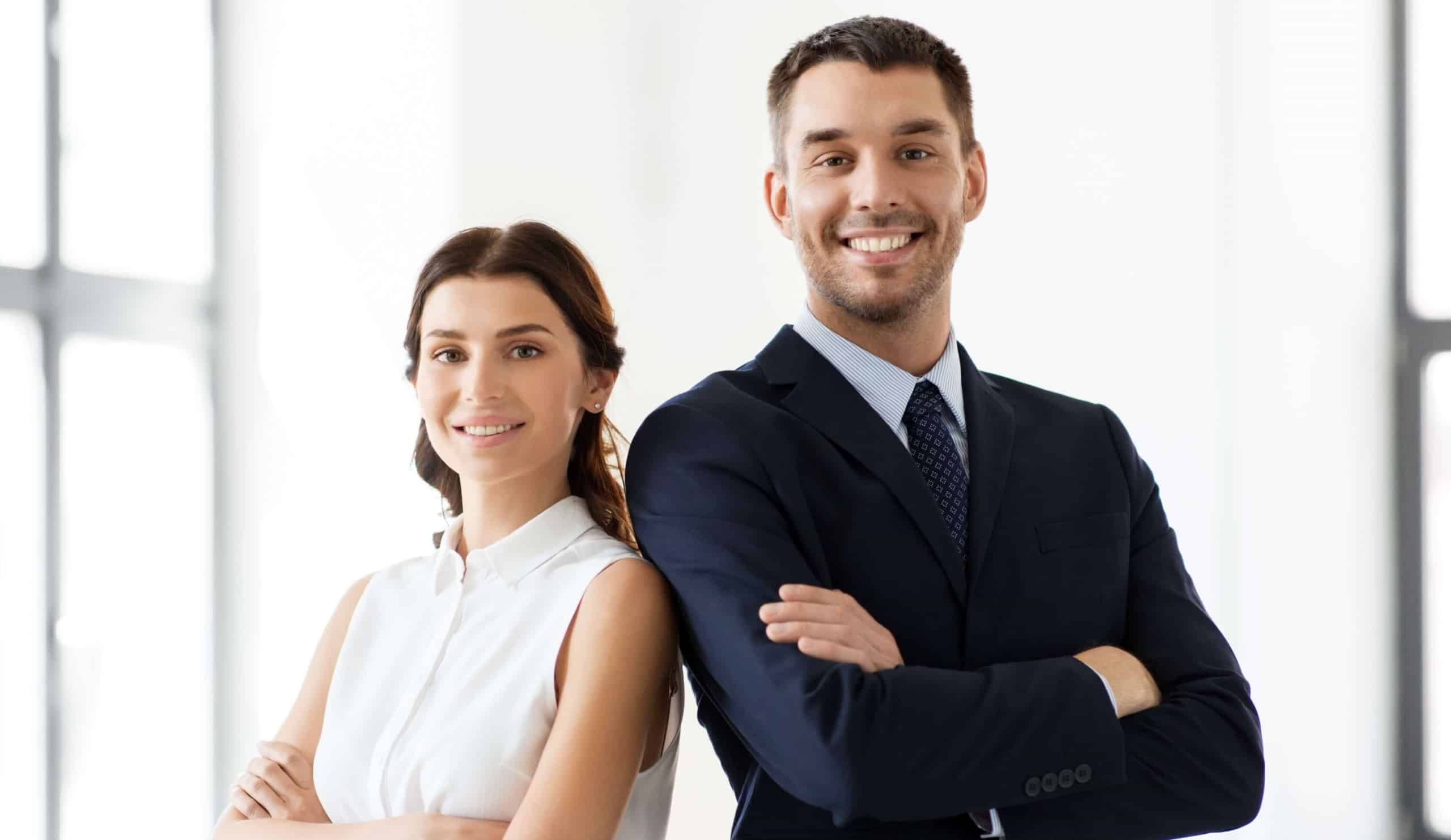 Deux personnes qui deviennent mandataire immobilier