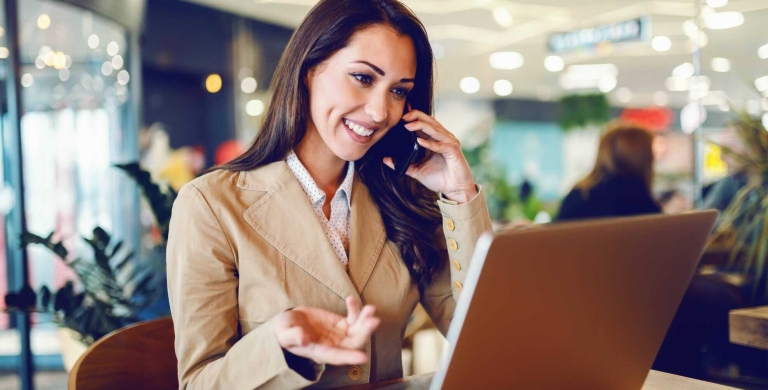 Une mandataire en immobilier qui suit une formation à distance à Paris