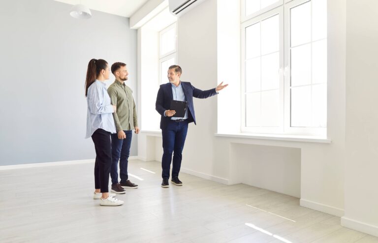 Illustration d'un agent immobilier expliquant comment gérer les objections lors d'une négociation