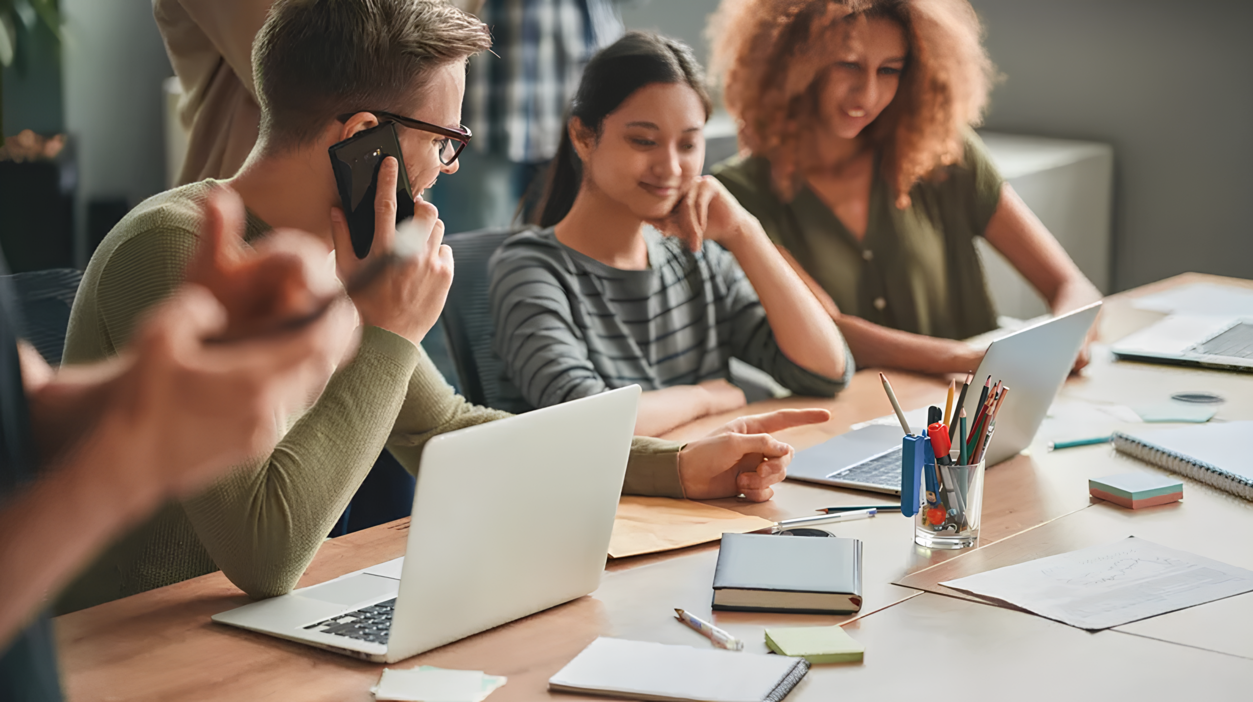 Étudiants en formation immobilière autour d’un projet de groupe – étude agent immobilier en cours