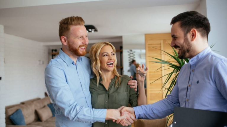 un agent immobilier mettant en avant son expertise client