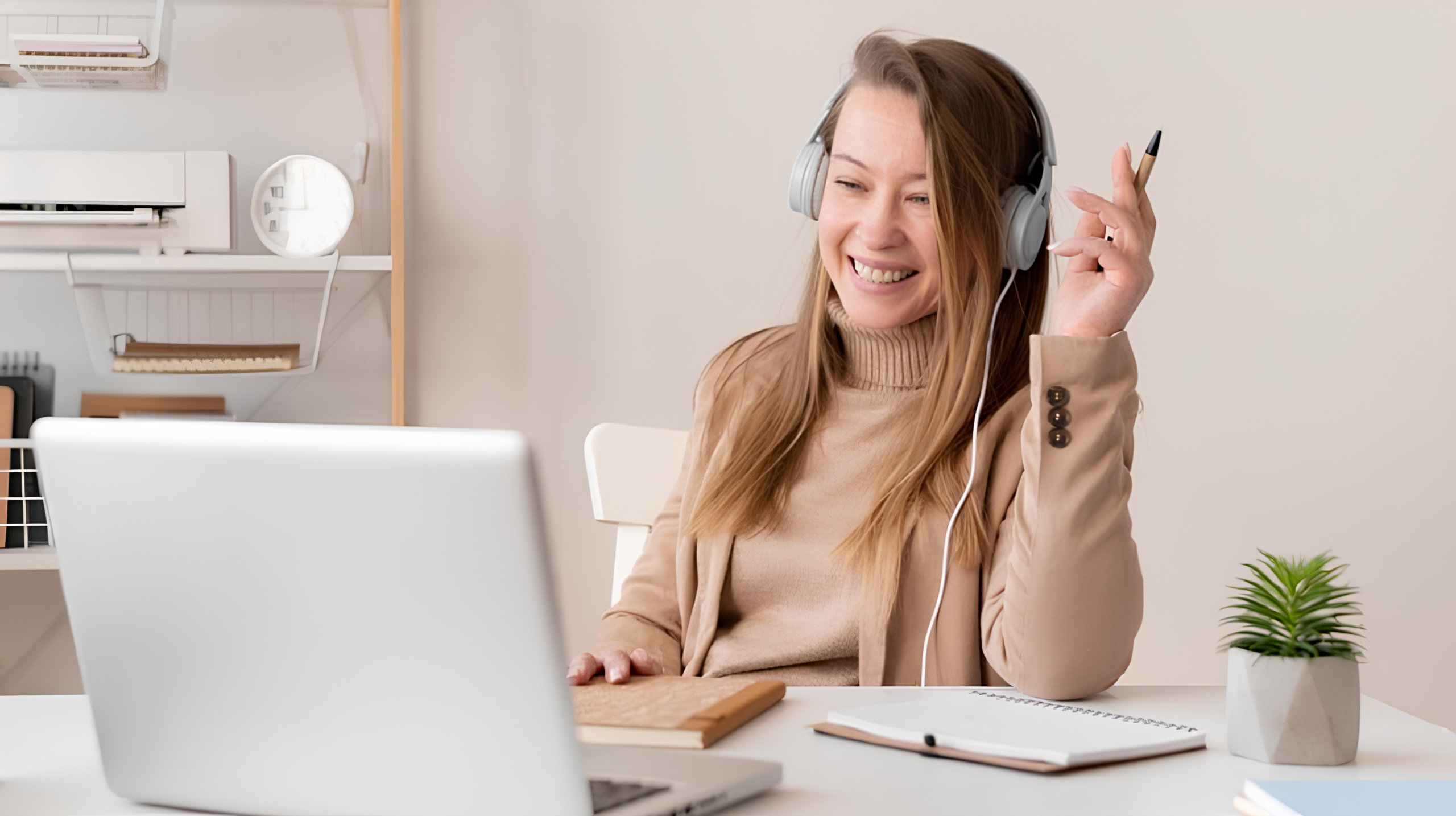 Femme agent immobilier en visioconférence de formation VAE, validant son expérience professionnelle pour obtenir un diplôme reconnu dans l’immobilier