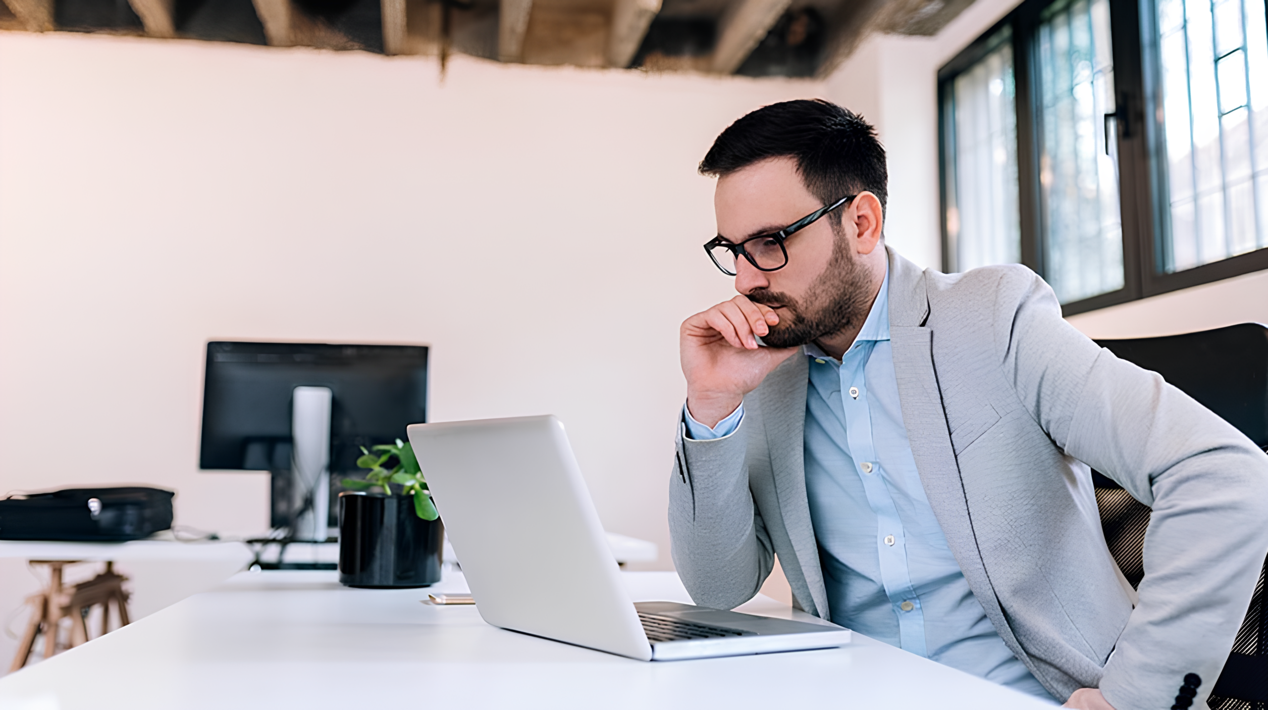 un conseiller immobilier qui organise sa journée