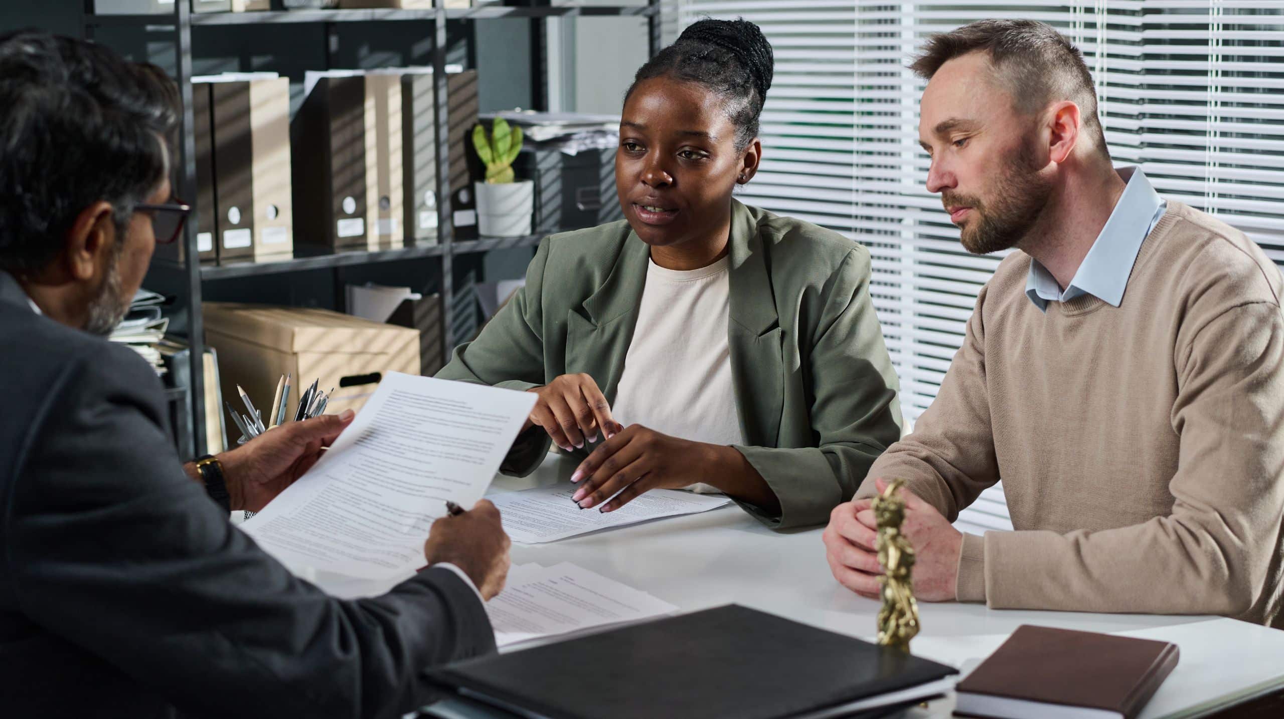 achat d'un bien par un couple face à un notaire