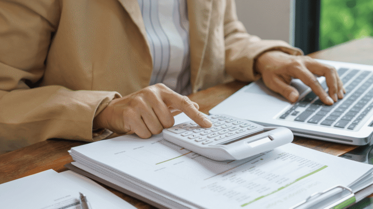 femme comptant sa rémunération