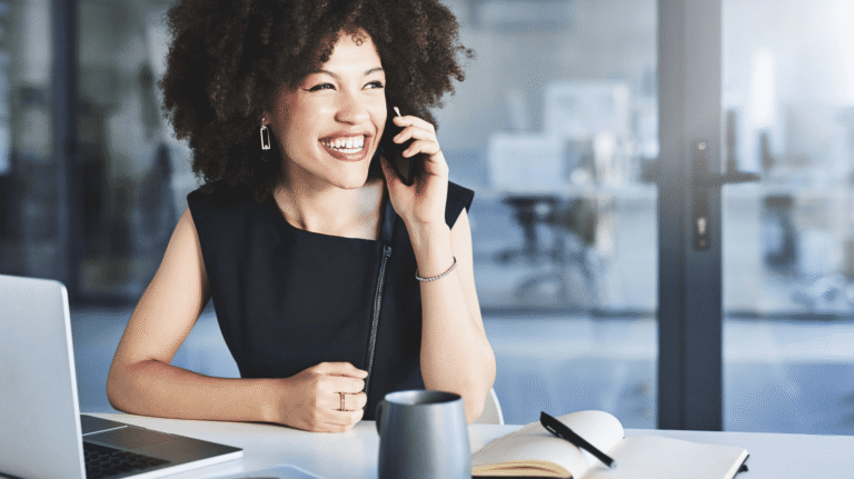 femme souriante au téléphone